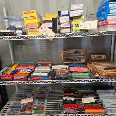 #4122 • (56) Tyco HO Scale Model Trains
