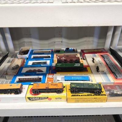 #4120 • (19) HO Scale Model Trains
