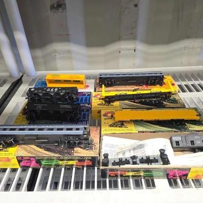 #4116 • (8) Roundhouse HO Scale Model Trains
