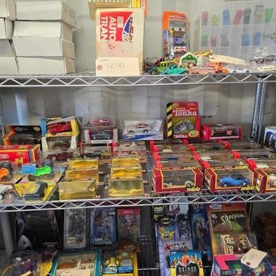#4044 • (37) Diecast Cars, Hot Wheels and Battle Bots Clutch and Clash
