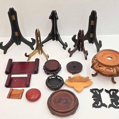 #1840 • (16) Stands for Figurines, Decorative Plates/Pictures n
