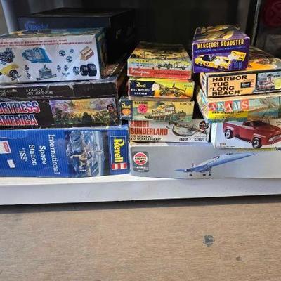 #4034 • (13) Scale Model kits and Fortress America Tabletop Game
