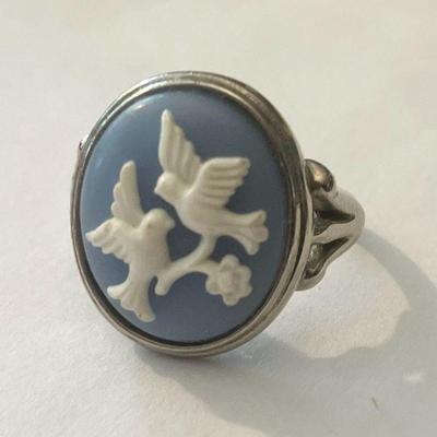 Sweet Vintage Cameo Ring with Doves
Silver tone Wedgwood-style blue cameo ring by Avon