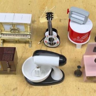 (9) Vintage Collectible Plastic Salt And Peppers - Musical, Mixer, TV, Phone, Bowling, And More