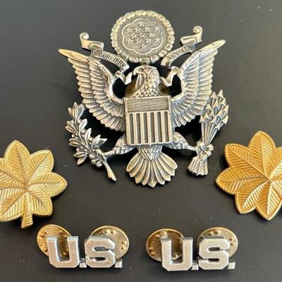 (2) U S Army Gold Plate Cap Rank Leaf (2) U S Airforce Pins & U S Army Military Crest Insignia Pin Badge 