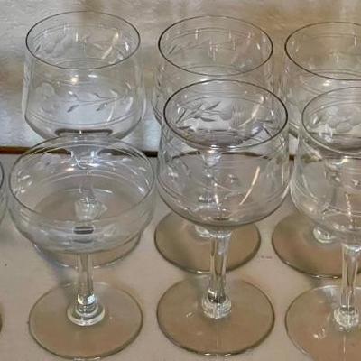 Vintage Etched Glass (6) Wine Glasses And (2) Champagne Glasses 