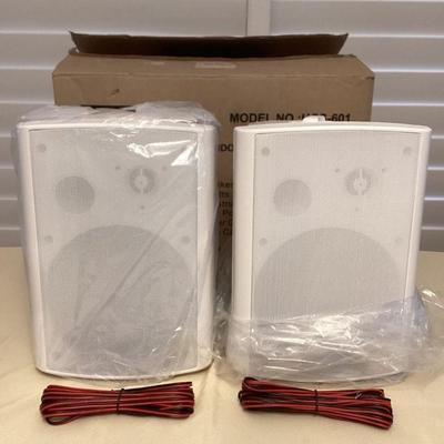 This lot contains a pair of white Herdio 6.5" 2-way waterproof indoor/outdoor speakers (model: HOS-601) that are made with marine...