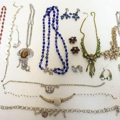 1269	ASSORTED COSTUME JEWELRY 
