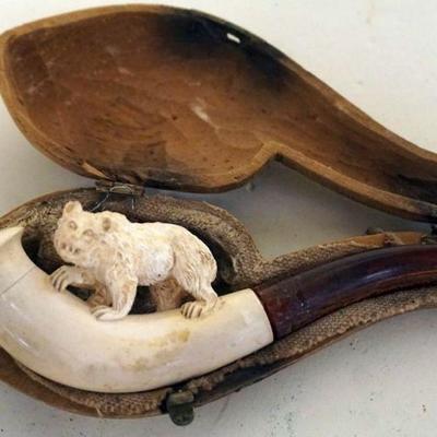 1077	MEERSCHAUM PIPE CIGAR HOLDER W/CARVED BEAR, APPROXIMATELY 5 1/2 IN
