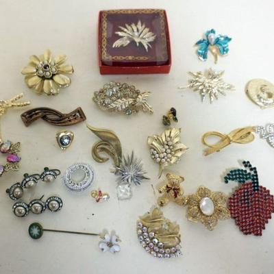 1245	GROUP OF ASSORTED COSTUME JEWELRY
