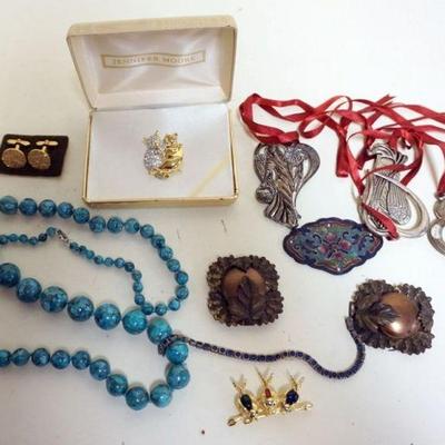 1256	ASSORTED COSTUME JEWELRY AND ORNAMENTS

