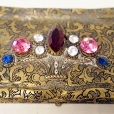 1267	ANTIQUE DRESSER BOX APPROXIMATELY 3 IN X 2 IN  X 1/2 IN
