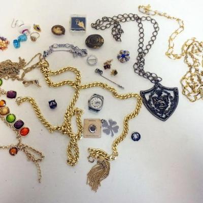 1246	GROUP OF ASSORTED COSTUME JEWELRY
