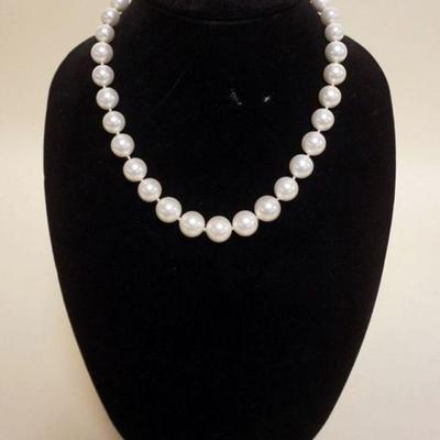 1249	PEARL NECKLACE WITH 14K CLASP, APPROXIMATELY 18 IN LONG
