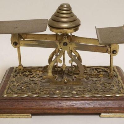 1071	ANTIQUE BRASS LETTER SCALE W/WEIGHTS MOUNTED ON WALNUT BASE, APPROXIMATELY 8 1/2 IN X 6 IN X 6 IN HIGH
