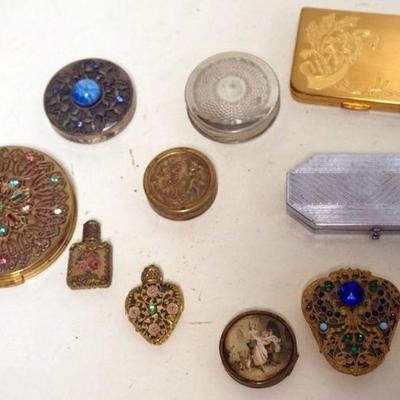 1261	GROUP OF ASSORTED COMPACTS AND PERFUMES INCLUDING BONCILLI, HOUBIGANT AND NORIDA
