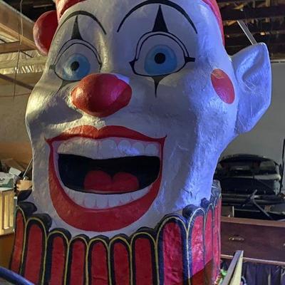 https://www.agesagoestatesales.com/product/7-foot-2-inches-fiber-glass-pontchartrain-beach-clown-head-experienced-mardi-gras-float-prop-s...