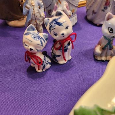 Vintage pair of Delft Kitten figurines