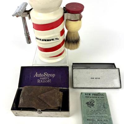 #100 • Collection of Vintage Shaving Accessories
WWW.LUX.BID