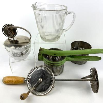 #133 • Collection of Vintage Kitchen Utensils & Gadgets
WWW.LUX.BID