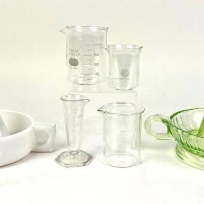 #219 • Sunkist White Milk Glass Reamer Juicer And Green Depression Glass Reamer Juicer With Pyrex Variety Of Beakers (4)
WWW.LUX.BID