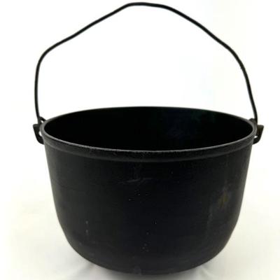 #48 • Favorite Cast Iron Piqua Ware No 8 3-Legged Kettle
WWW.LUX.BID