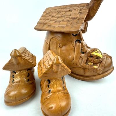 #269 • Twin Winton Old Woman in Shoe Cookie Jar and Salt & Pepper Shakers
WWW.LUX.BID