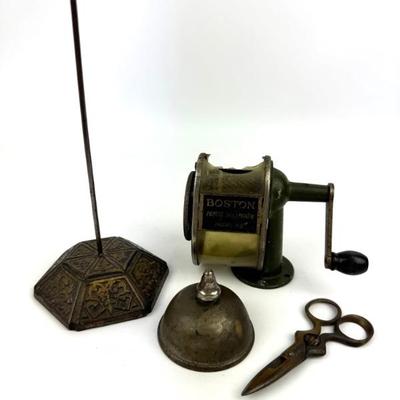 #205 • Collection of Vintage Office Accessories
WWW.LUX.BID