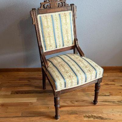  Antique Victorian Style Wooden Accent Chair