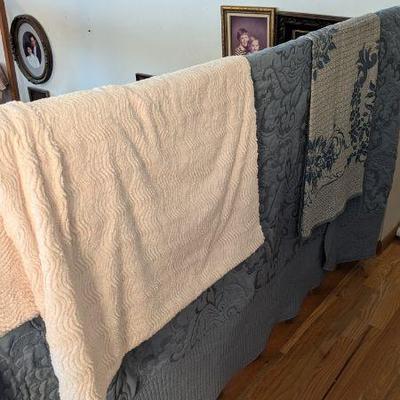 Twin Size Quilt & Several Large Blankets