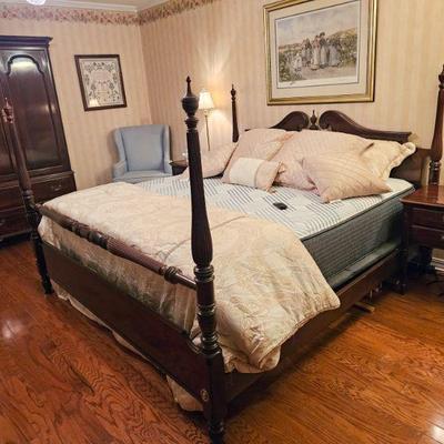 Simmons Beautyrest Hybrid Mattress w/ adjustable base. Less than one year old, used less than six months. 