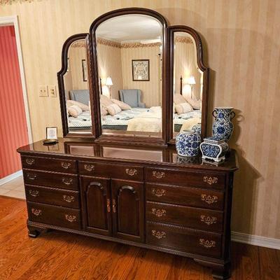 Ethan Allen "Georgian Court" dresser with mirror