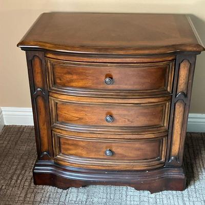(2pc) Universal Furniture Pair Bedside Chests | Two Bedside Chests with serpentine fronts and three drawers. - l. 28 x w. 18 x h. 28 in

