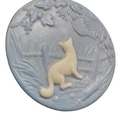 Jasperware Button fox and grapes 