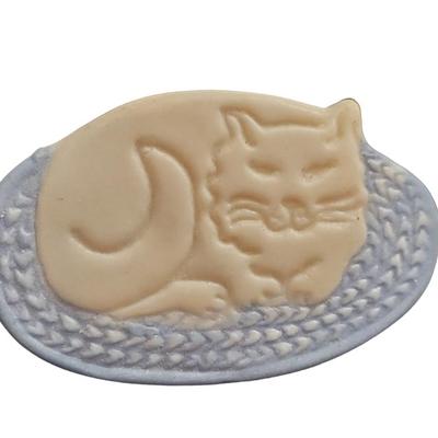 Jasperware Button Cat on a braided rug