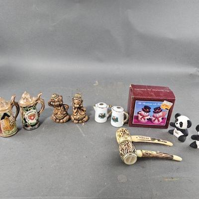 Lot 410 | Vtg Salt And Pepper Shakers
