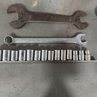 Lot 415 | Socket Wrench Set 1 1/4" Wrench 15/16” Wrench
