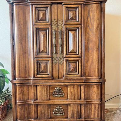 Gentleman's Chest by Burlington measuring 42" wide, 20.5" deep, and 55.5" tall
$150.00
