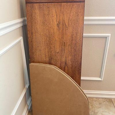 matching leaves and pads to the dining table.