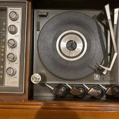 Magnavox • (detail)
