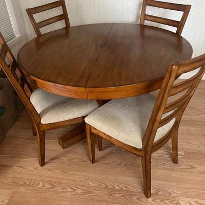 Gorgeous sold pedestal table -- 4 chairs, 1 leaf.  Excelent condition. 