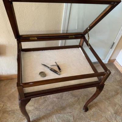 Shadow Box Table w/ Vintage Dakota & Ka-Bar Pocket Knives	