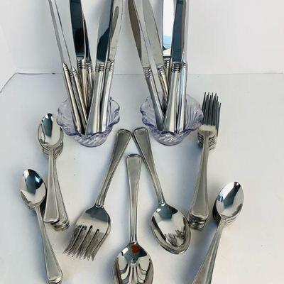 BEDO614 Gorham Stainless Flatware Set	This Gorham set is in the Monet pattern and comes with original care instructions, 16 small spoons,...