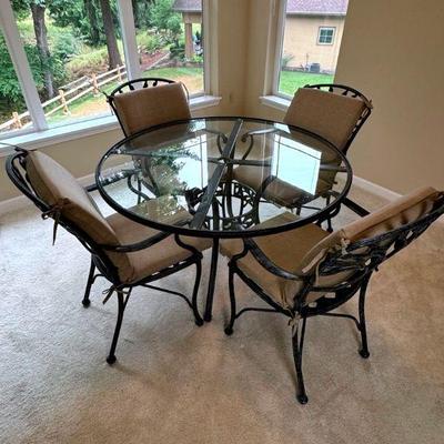 DARE239 Patio Table & Chairs	Round table with removable glass top. Comes with 4 matching chairs with cushions. Table does come with a...