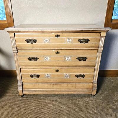 Late 1800s Eastlake Style Maple Chest of Drawers with Three Cove and Pin Joint Drawers - Original Hardware