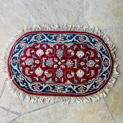  Vintage Decorative Area Rug - Oval Design with Floral Motif and Fringe Trim