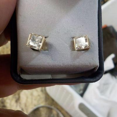 Diamond 1/2 carat.