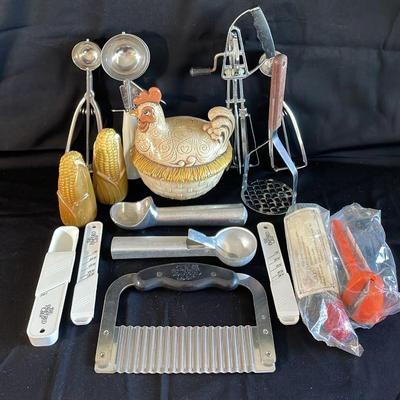 Pampered Chef Kitchen Gadgets * Ice Cream Scoops * Vintage Corn S&P * Gadgets * Rooster Dish
