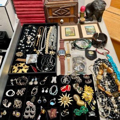 Costume jewelry, pair of Wallace Nutting paintings