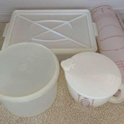 MMM116 Various Tupperware